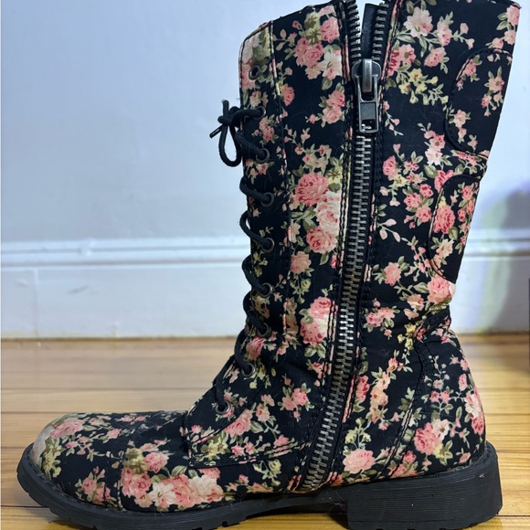 Vintage pink and black floral lace up boot - Picture 2 of 3